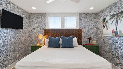 🌴 Private Backyard Minutes to 30A + Beaches Golf Cart + Bikes The Little Blue Beach House by Avantstay