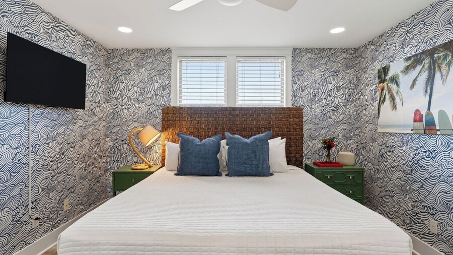 🌴 Private Backyard Minutes to 30A + Beaches Golf Cart + Bikes The Little Blue Beach House by Avantstay