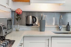 Fridge, microwave, oven, stovetop - Perfect Booking | 3 Bed Home In Kensal Green (Greater London)