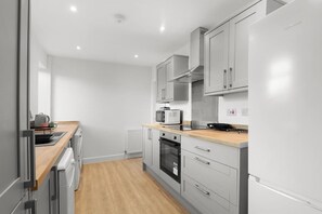 Fridge, microwave, oven, stovetop - Perfect Booking | 5 min drive to Blyth Beach (Northumberland)