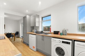 Fridge, microwave, oven, stovetop - Perfect Booking | 5 min drive to Blyth Beach (Northumberland)