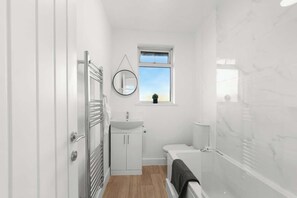 Shower, hair dryer, towels, soap - Perfect Booking | 5 min drive to Blyth Beach (Northumberland)