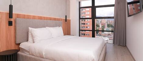 Bureau, fer et planche à repasser, lit parapluie, Wi-Fi