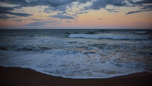 A beach with waves and a cloudy sky. - Sampaio's House - Gov. Celso Ramos - SC (Governador Celso Ramos)