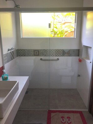 Bidet, towels, soap, toilet paper - Casa do Sol on Domingas Dias beach in Ubatuba - 250 m from the beach (Ubatuba)