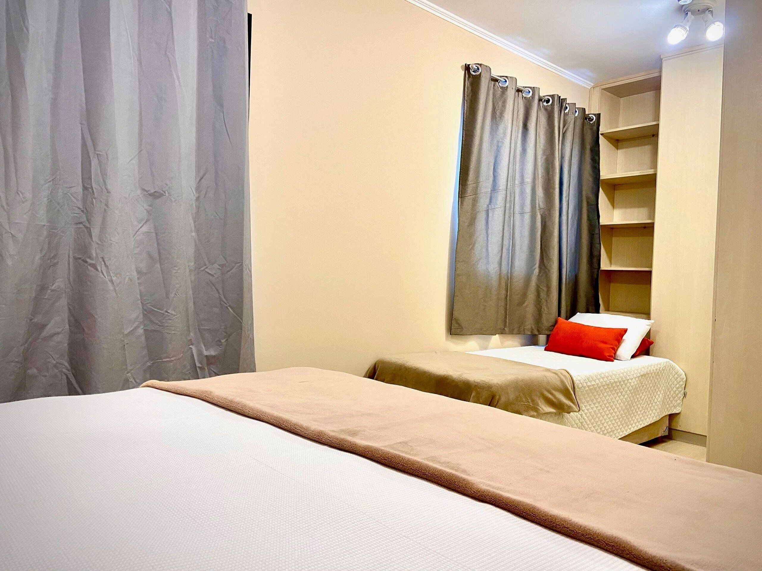 Apartment | Ruang kerja komputer riba, langsir/tirai gelap terus 