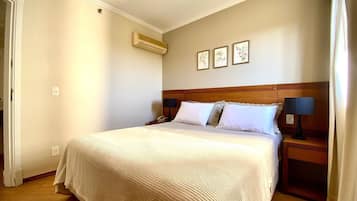 Apartamento | Espaço de trabalho para notebook, cortinas blackout