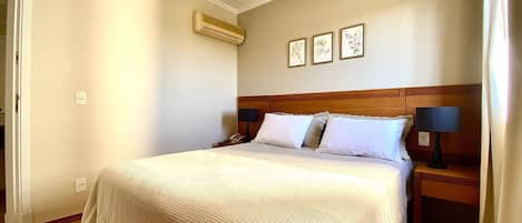 Leilighet | Skrivebord for bærbar PC, blendingsgardiner og strykejern/-brett