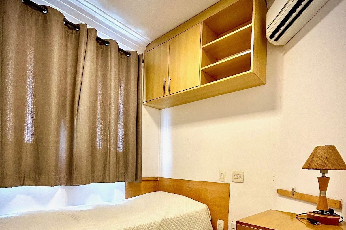 Leilighet | Skrivebord for bærbar PC, blendingsgardiner og strykejern/-brett