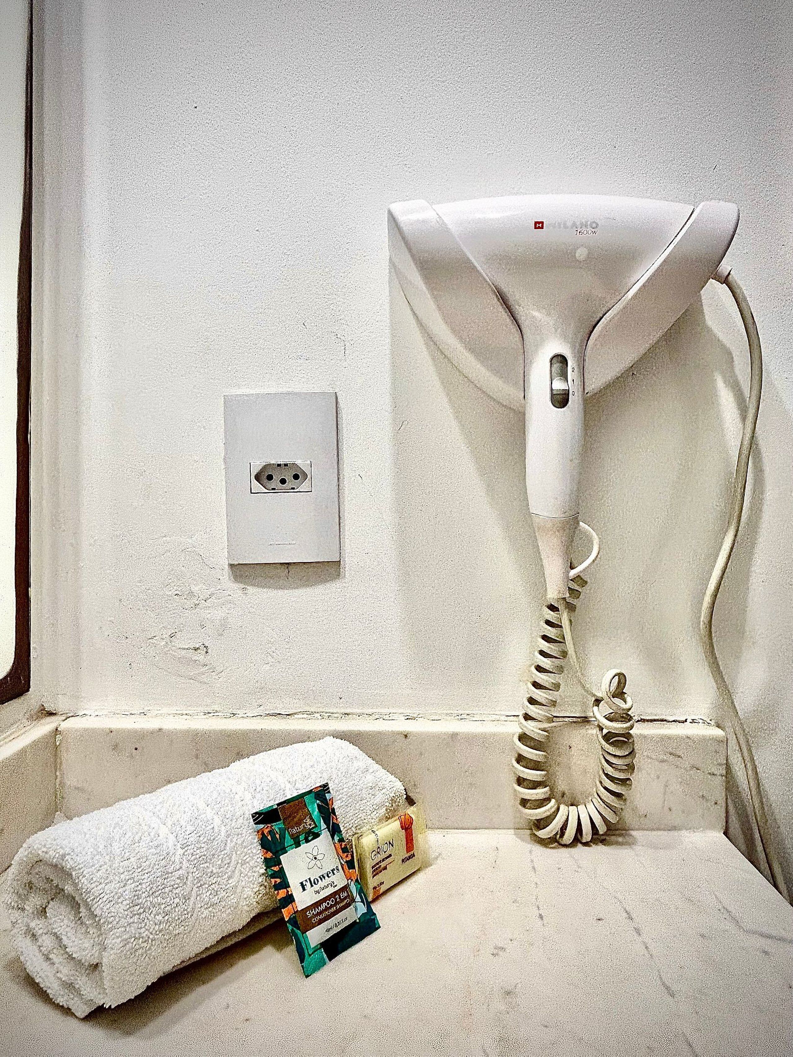 Bruser, hårtørrer, håndklæder, Toiletpapir