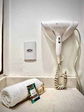 Bruser, hårtørrer, håndklæder, Toiletpapir