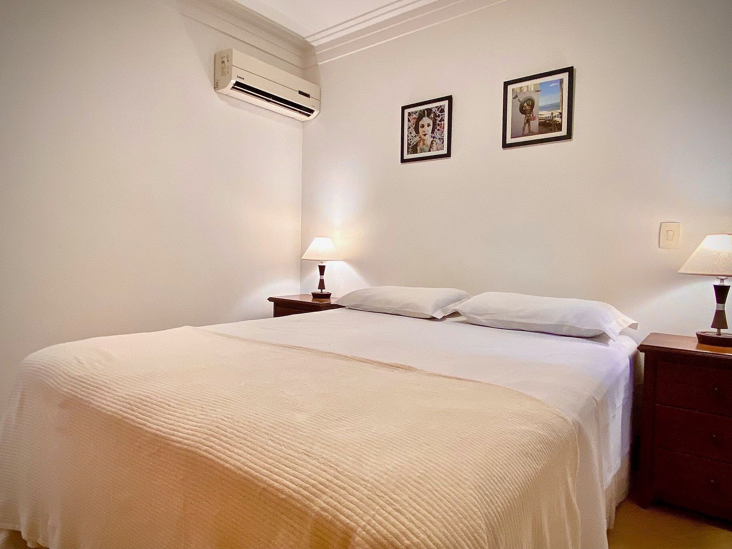 Apartamento | Espacio para trabajar con un portátil y cortinas opacas