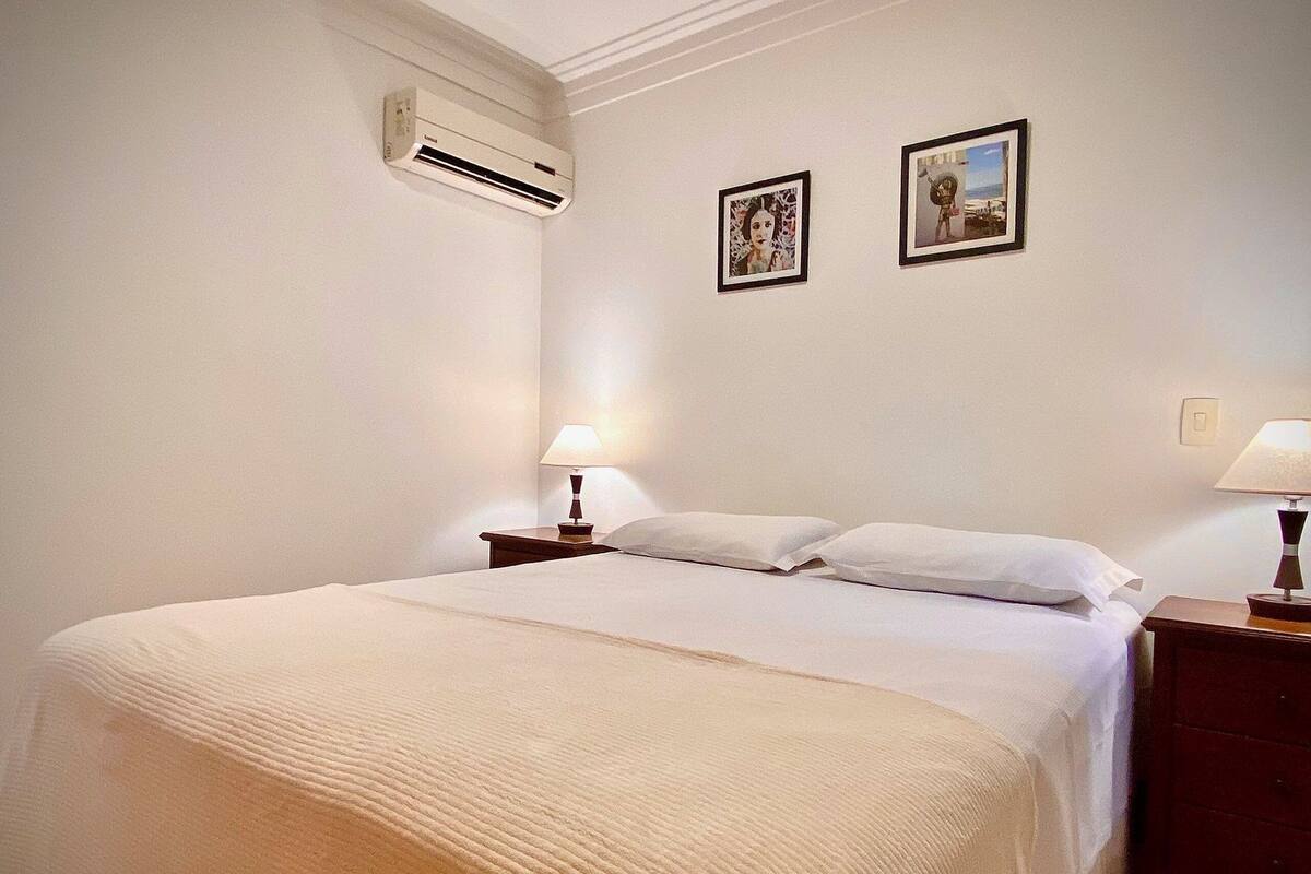 Apartamento | Espacio para trabajar con un portátil y cortinas opacas