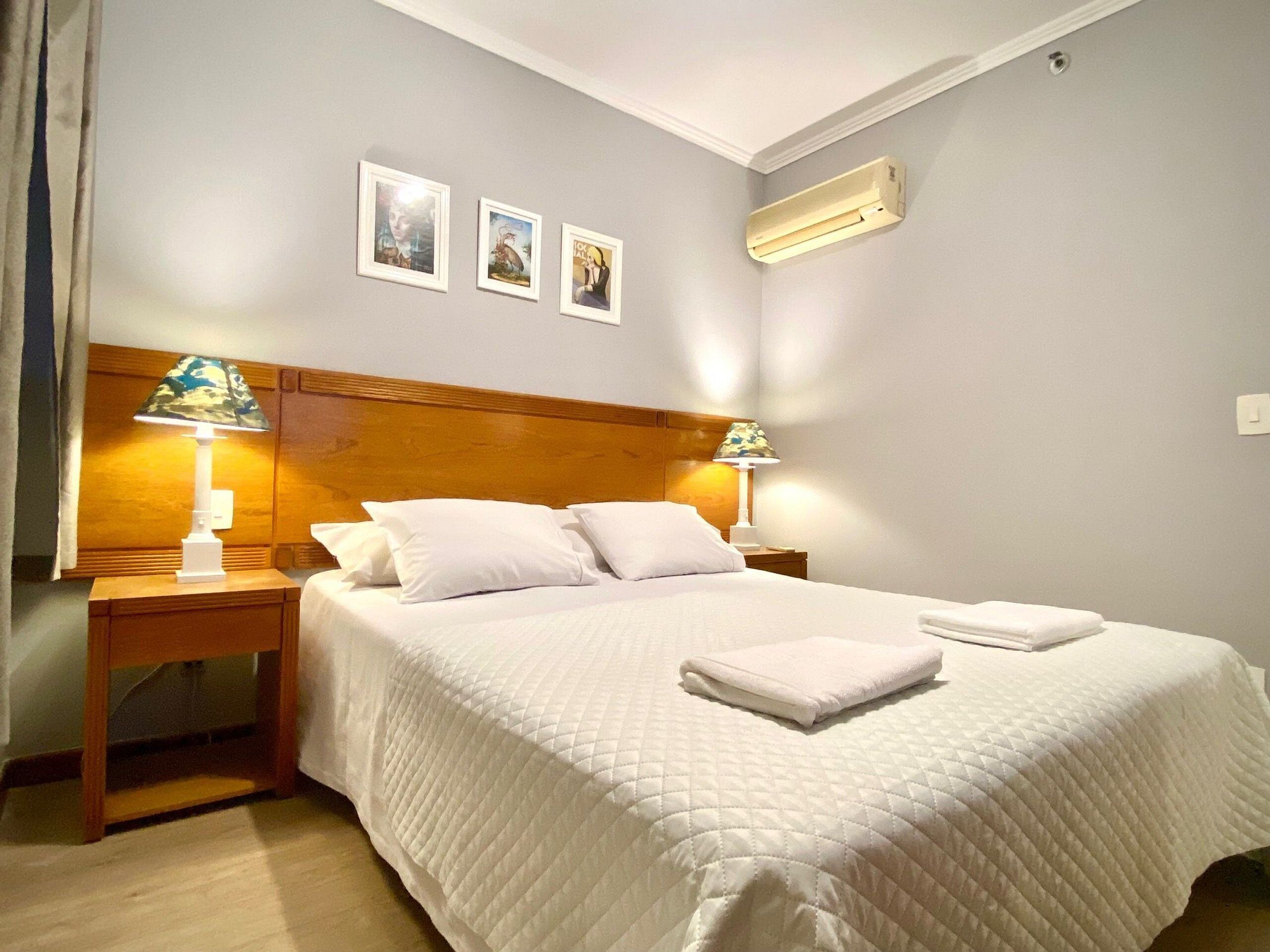 Departamento estándar (losso-WK32I) | Espacio para trabajar con laptop y cortinas blackout 