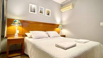 Departamento estándar (losso-WK32I) | Espacio para trabajar con laptop y cortinas blackout