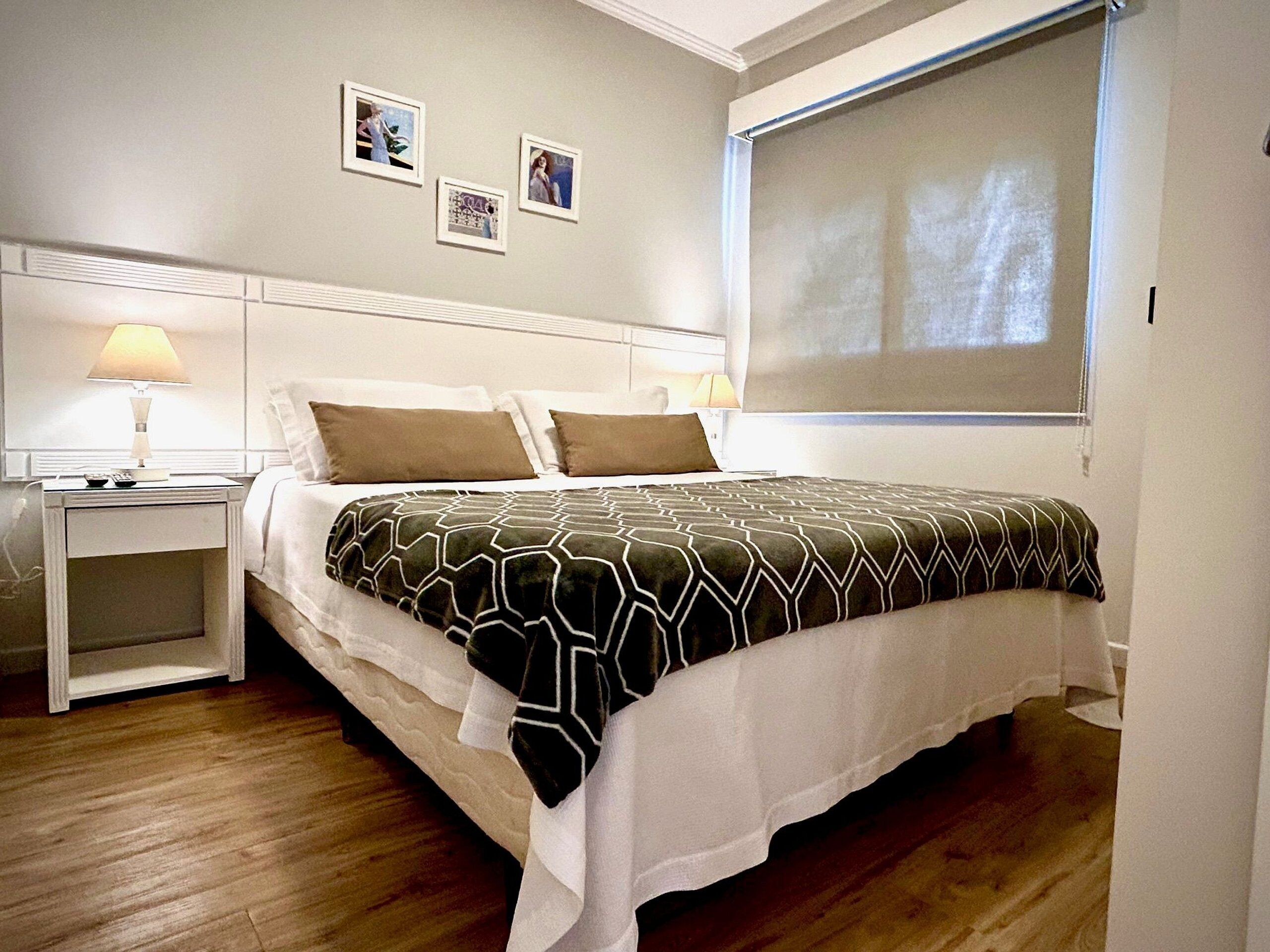 Apartamento | Espaço de trabalho para notebook, cortinas blackout