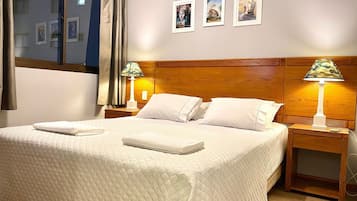 Lägenhet | Arbetsyta för laptop, mörkläggningsgardiner och strykjärn/strykbräda