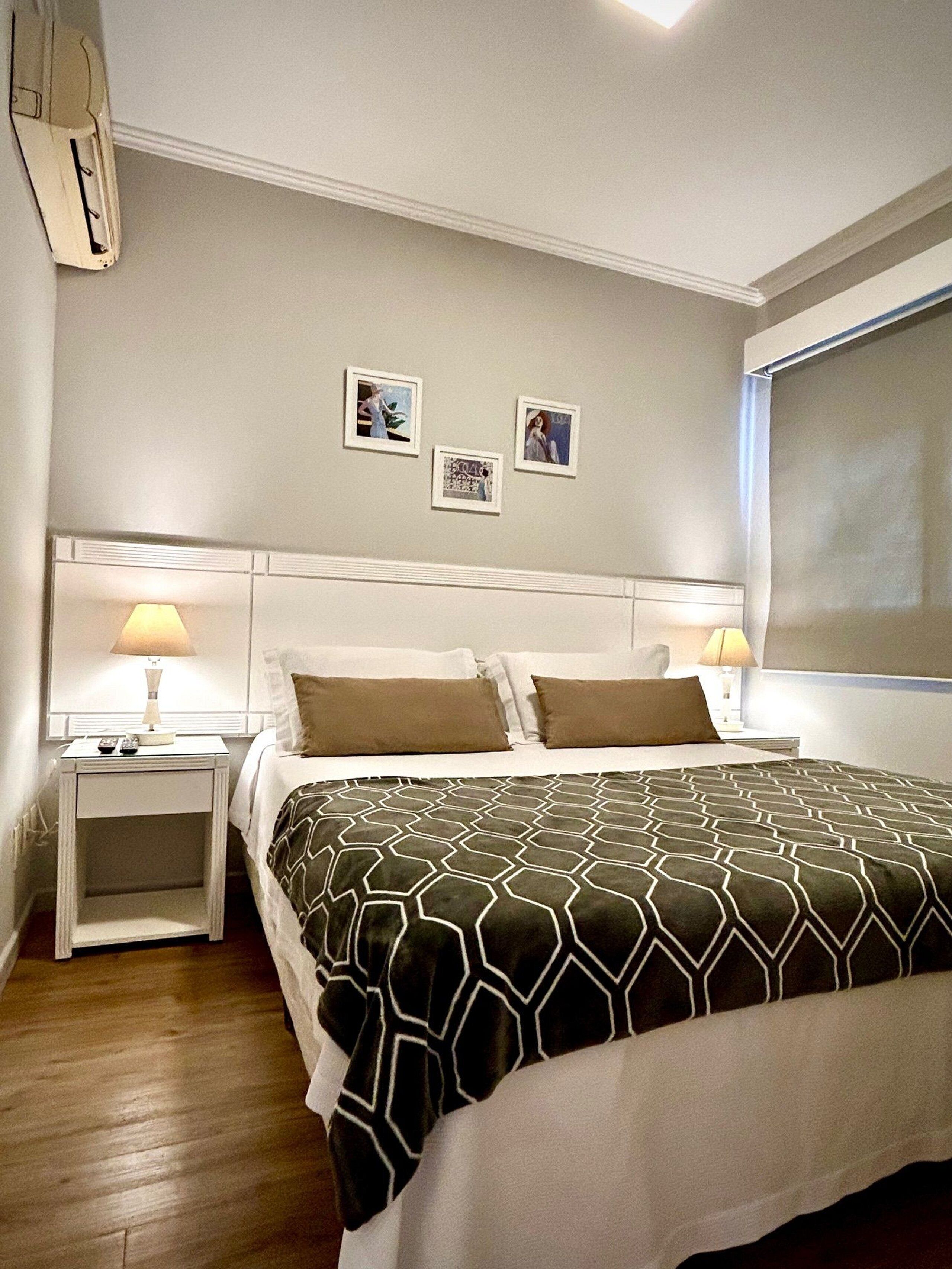 Apartamento | Espaço de trabalho para notebook, cortinas blackout