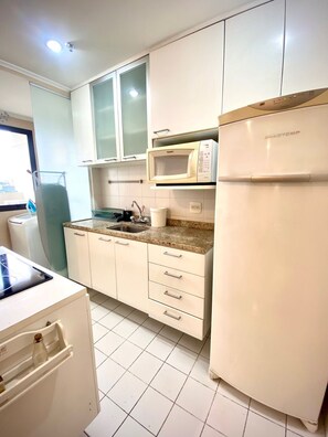Apartment | Private kitchen | Fridge, microwave, cookware/dishes/utensils - Quality Vila Olímpia (São Paulo)