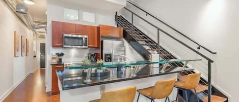 Jääkaappi, uuni, liesi, astianpesukone