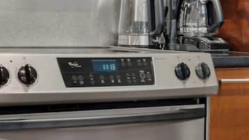 Réfrigérateur, un four, surface de cuisson, lave-vaisselle