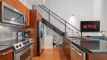 Frigorifero, forno, piano cottura, lavastoviglie