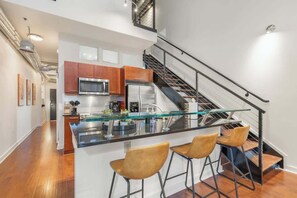 Fridge, microwave, oven, stovetop - Balcony Loft ,City Views, Walkable (Atlanta)