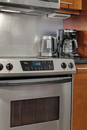 Een koelkast, een magnetron, een oven, een kookplaat