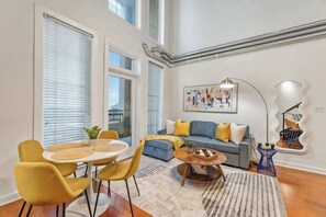 Dining - Balcony Loft ,City Views, Walkable (Atlanta)