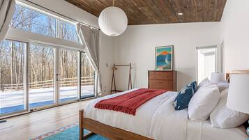 Desk, iron/ironing board, travel cot, WiFi