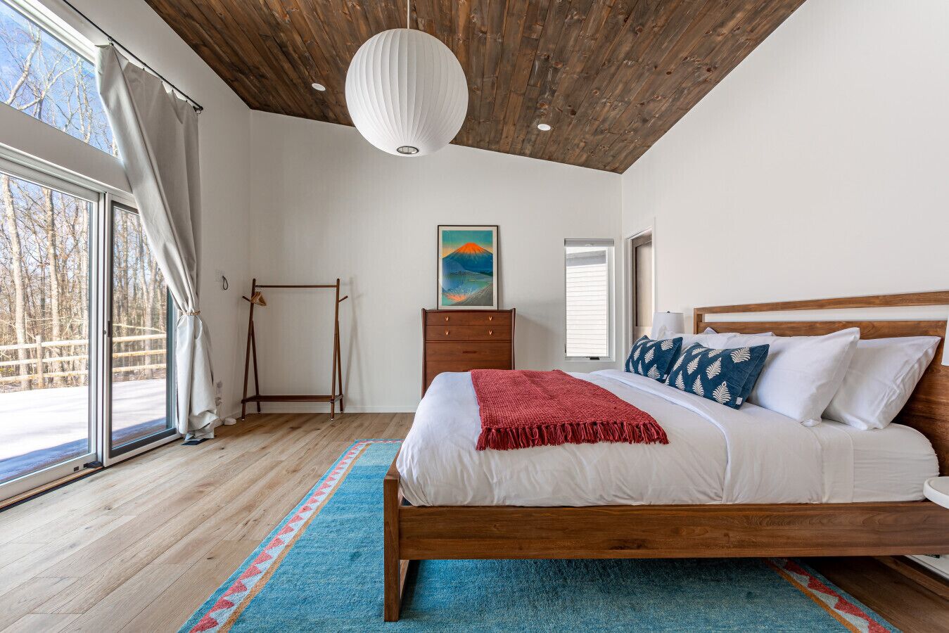 4 slaapkamers, een bureau, een strijkplank/strijkijzer, reisbedje