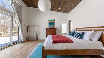 4 slaapkamers, een bureau, een strijkplank/strijkijzer, reisbedje