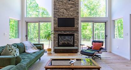 NEW: A Sleek Glass Walled Retreat in Narrowsburg