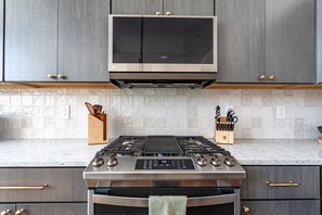 Fridge, microwave, oven, stovetop - NEW: A Sleek Glass Walled Retreat in Narrowsburg (Narrowsburg)