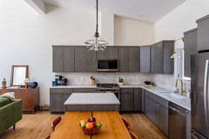 Fridge, microwave, oven, stovetop - NEW: A Sleek Glass Walled Retreat in Narrowsburg (Narrowsburg)