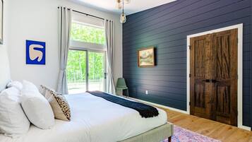 4 bedrooms, desk, iron/ironing board, travel crib