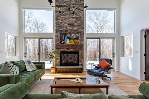 NEW: A Sleek Glass Walled Retreat in Narrowsburg