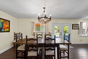 Dining - Bexar Charming 3-bedroom MidTerm (Arlington)