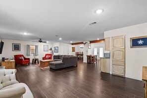 TV - Bexar Charming 3-bedroom MidTerm (Arlington)