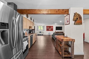 Fridge, microwave, oven, stovetop - Bexar Charming 3-bedroom MidTerm (Arlington)