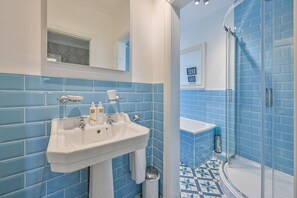 Shower, hair dryer - Muntham Luxury Town House With Hot Tub (Torquay)