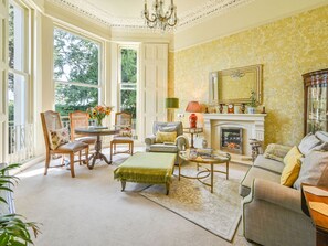Living area - Muntham Deluxe Apartment 2 (Torquay)