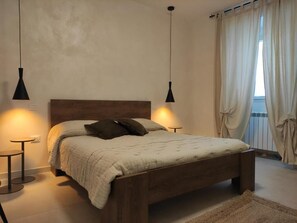 Quarto casal luxo, sacada, vista para o pátio | Wi-Fi de cortesia