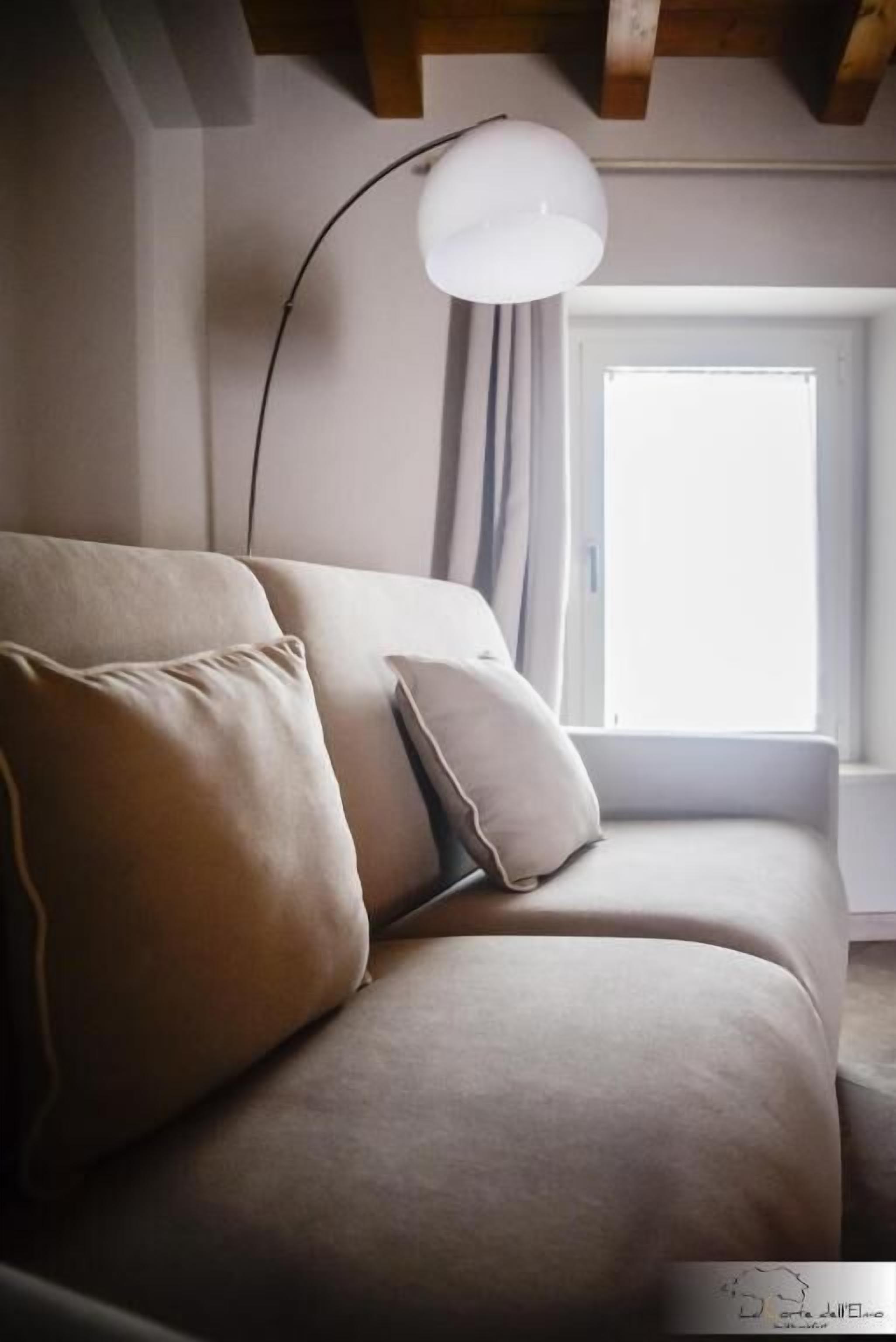 Chambre Quadruple Familiale, balcon, vue cour intérieure | Coin séjour