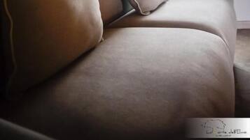 Chambre Quadruple Familiale, balcon, vue cour intérieure | Coin séjour