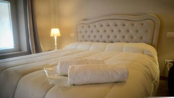 Familien-Vierbettzimmer, Balkon, Blick auf den Innenhof | Kostenloses WLAN