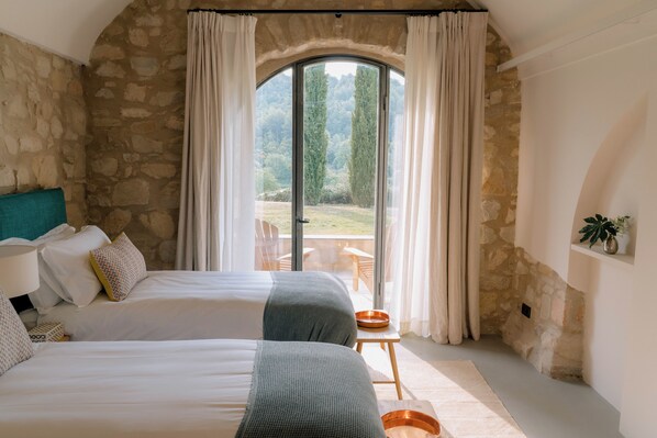 12 bedrooms, iron/ironing board, WiFi, bed sheets