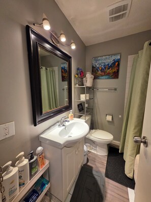 مجففات شعر، مناشف، صابون، ورق حمّام