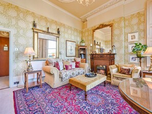 Living area - Muntham Deluxe Apartment 3 (Torquay)