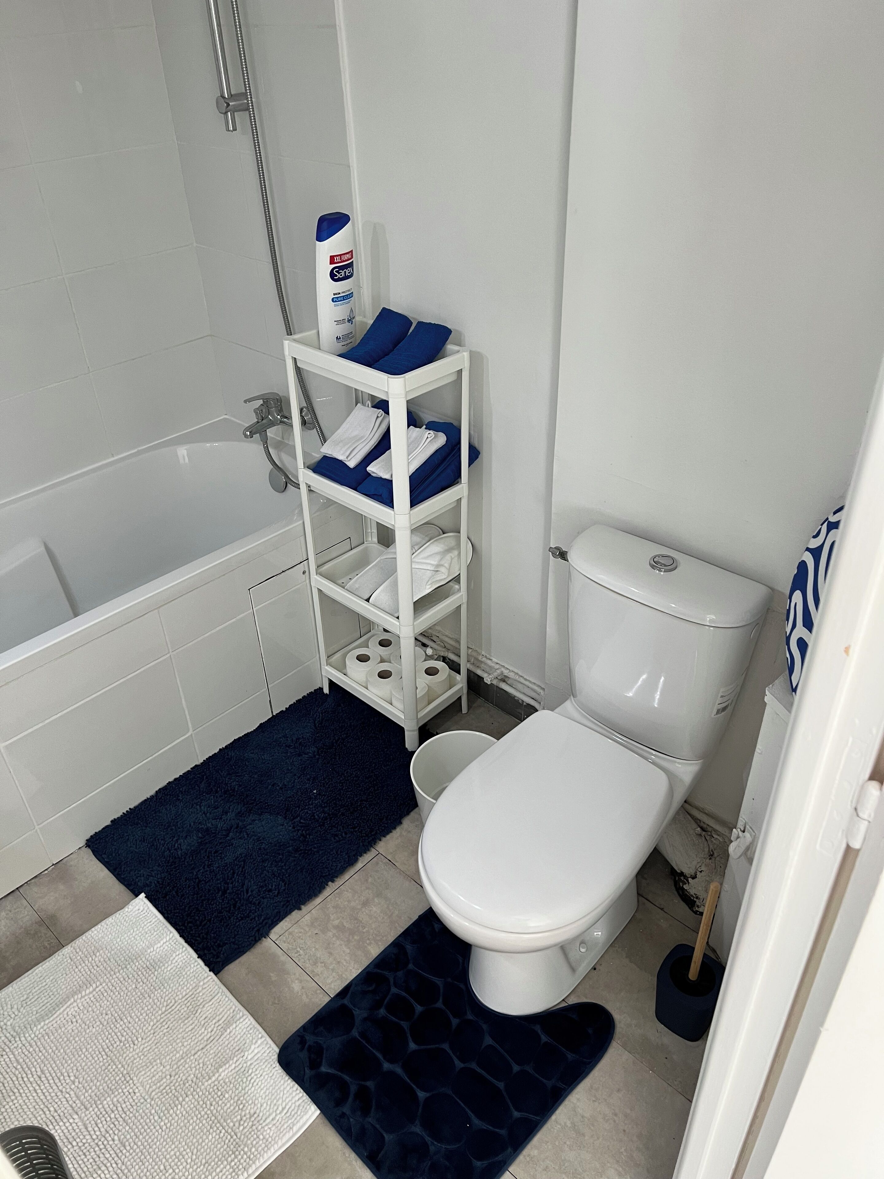 Serviettes fournies, savon, papier toilette